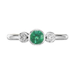 Peter Suchy .39 Karat Smaragd-Diamant Weißgold Drei-Stein-Verlobungsring