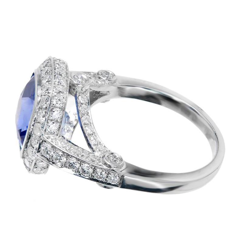 Taille coussin Peter Suchy Bague de fiançailles en platine avec saphir coussin de 3,91 carats et halo de diamants en vente