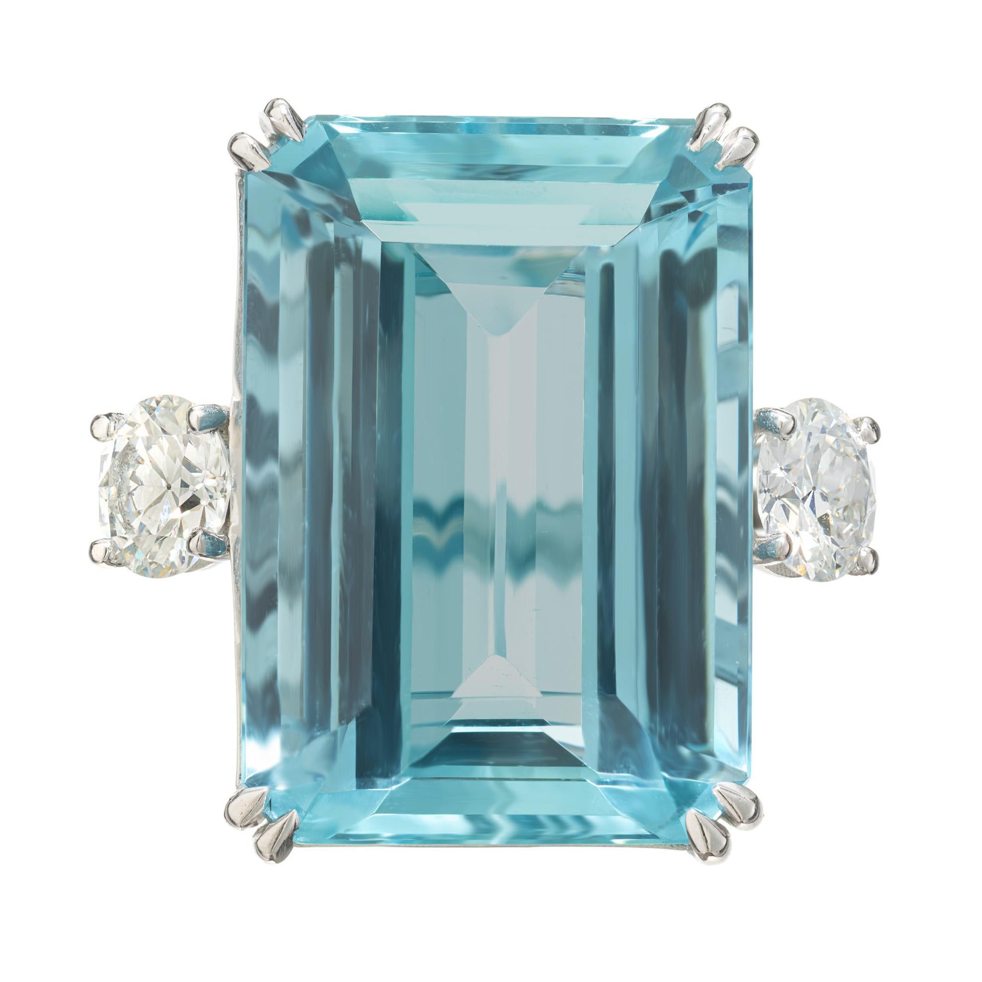 Unglaublich und atemberaubend, diese 41,28 Karat Santa Maria hellen knackigen blauen 1930's Smaragd geschnitten unbehandelt aqua ist ein Meisterwerk der Eleganz. Der Aquamarin im Smaragdschliff ist in einer Platin-Cocktailfassung mit drei Steinen