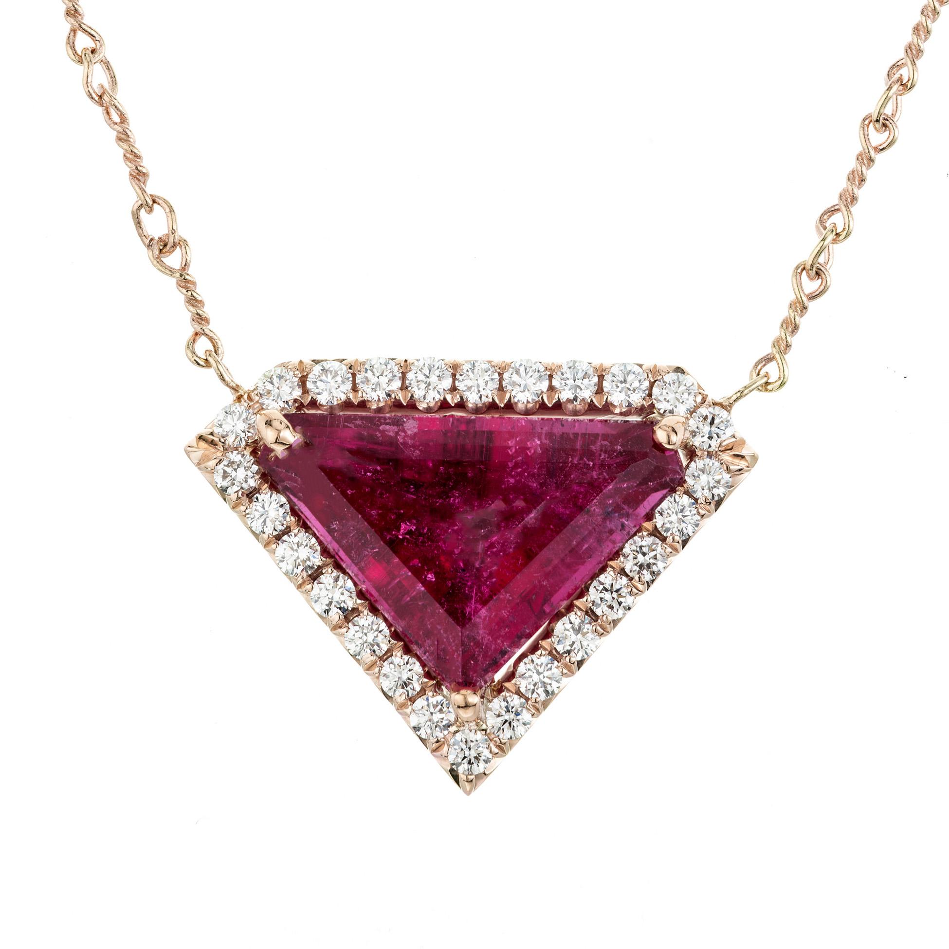 Realizzata per affascinare, la collana con ciondolo in oro rosa con tormalina rubellite di Peter Suchy da 4,33 carati è una vera meraviglia. La straordinaria gemma di tormalina rubellite, del peso di 4,33 carati, è montata saldamente in una