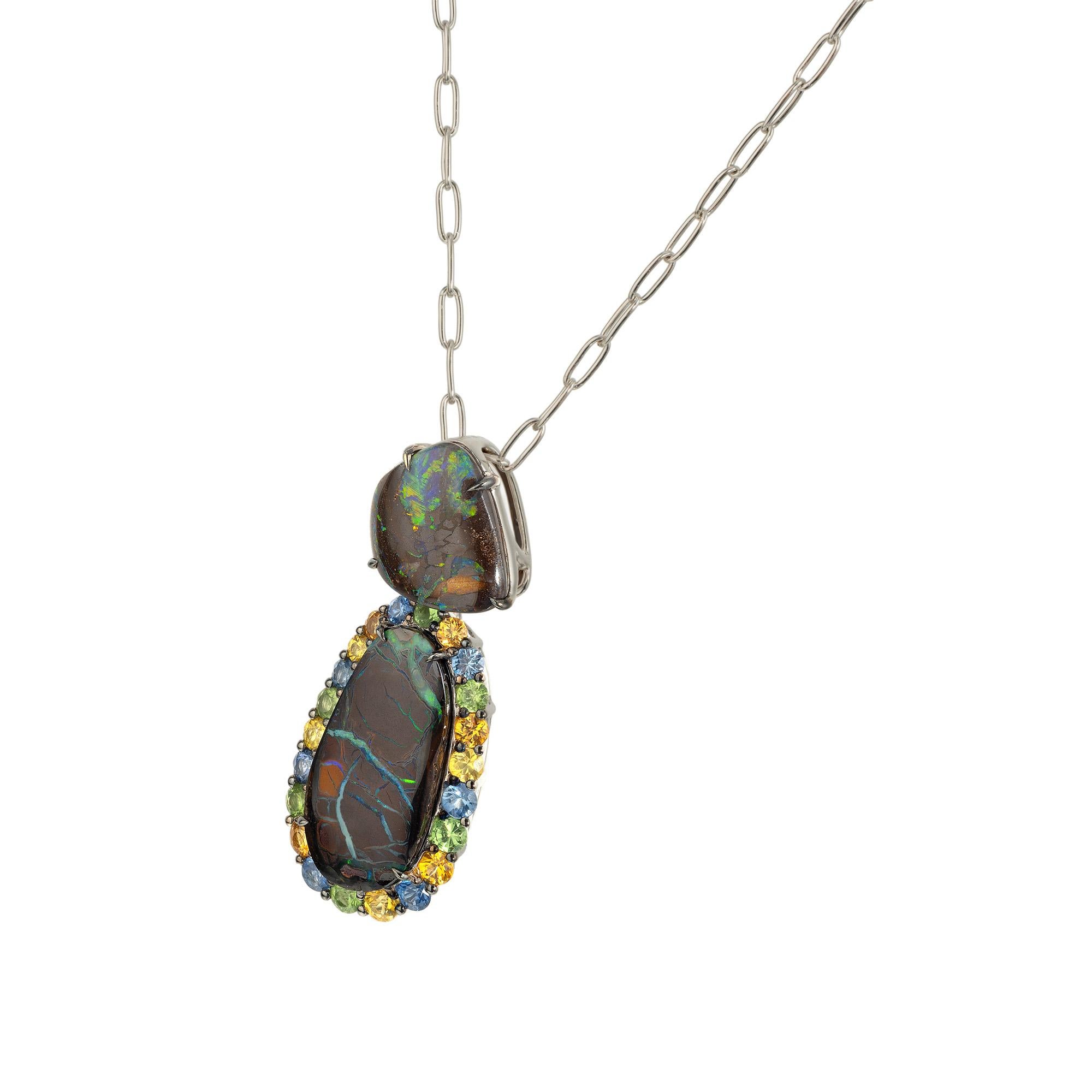 Taille cabochon Peter Suchy - Collier pendentif en or blanc avec opale de 4,90 carats, grenat, saphir et saphir de Boulder en vente