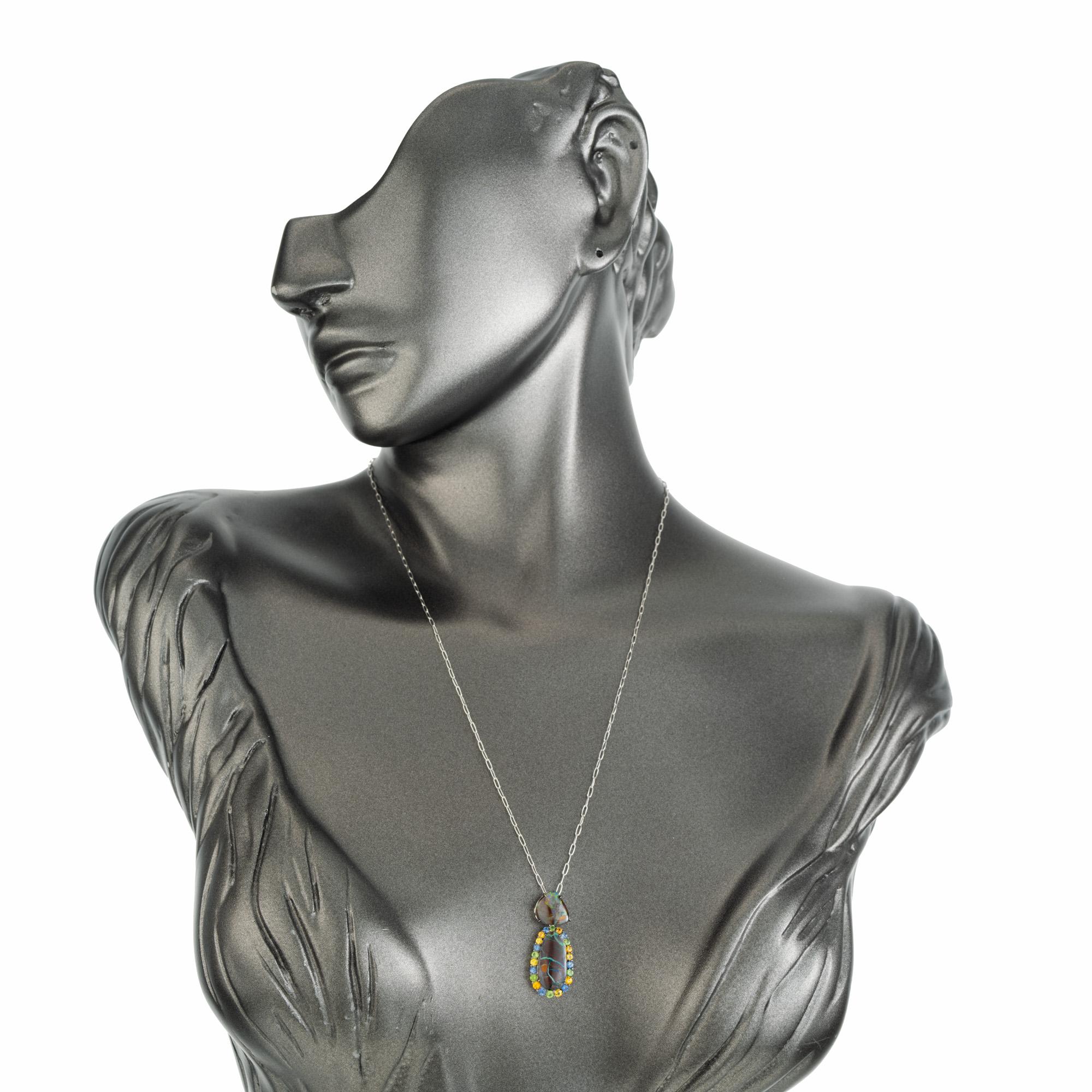 Peter Suchy - Collier pendentif en or blanc avec opale de 4,90 carats, grenat, saphir et saphir de Boulder en vente 1