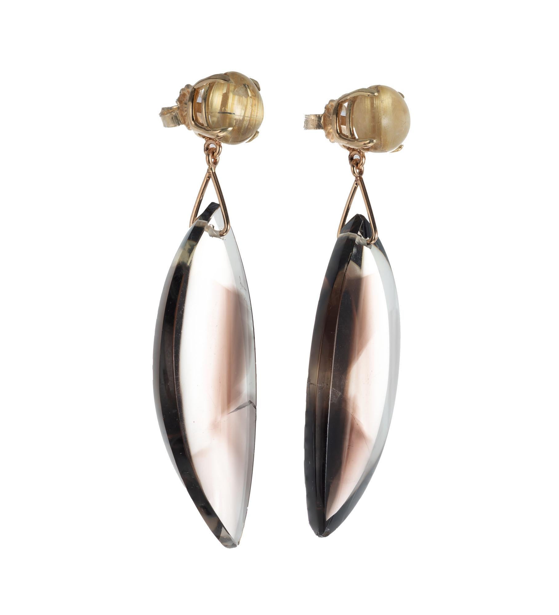 Peter Suchy rutilated quartz and smoky quartz dangle earrings. Two off shape quartz slices with two yellow brown cabochon quarts top accents. Designed and made in the Peter Suchy workshop

2 rutilated yellowish brown round cabochon quartz I, approx.