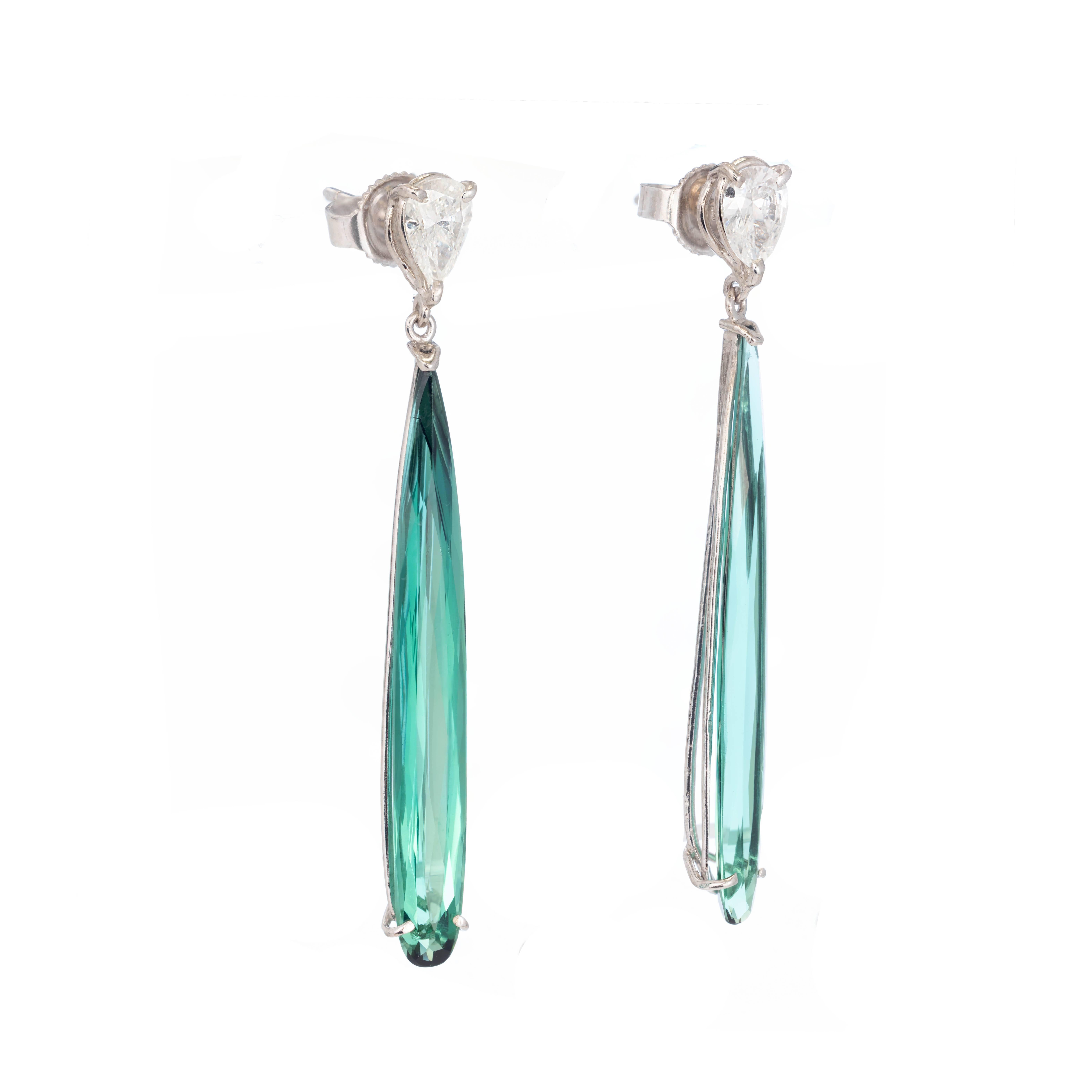Peter Suchy 5.02 pear shaped tourmaline and diamond dangle earrings. Two green tourmalines with pear shaped diamonds in 18k white gold

2 pear diamonds IJ VS approximate .53 carats
2 pear tourmalines approximate 5.02 carats
18k White Gold
Tested: