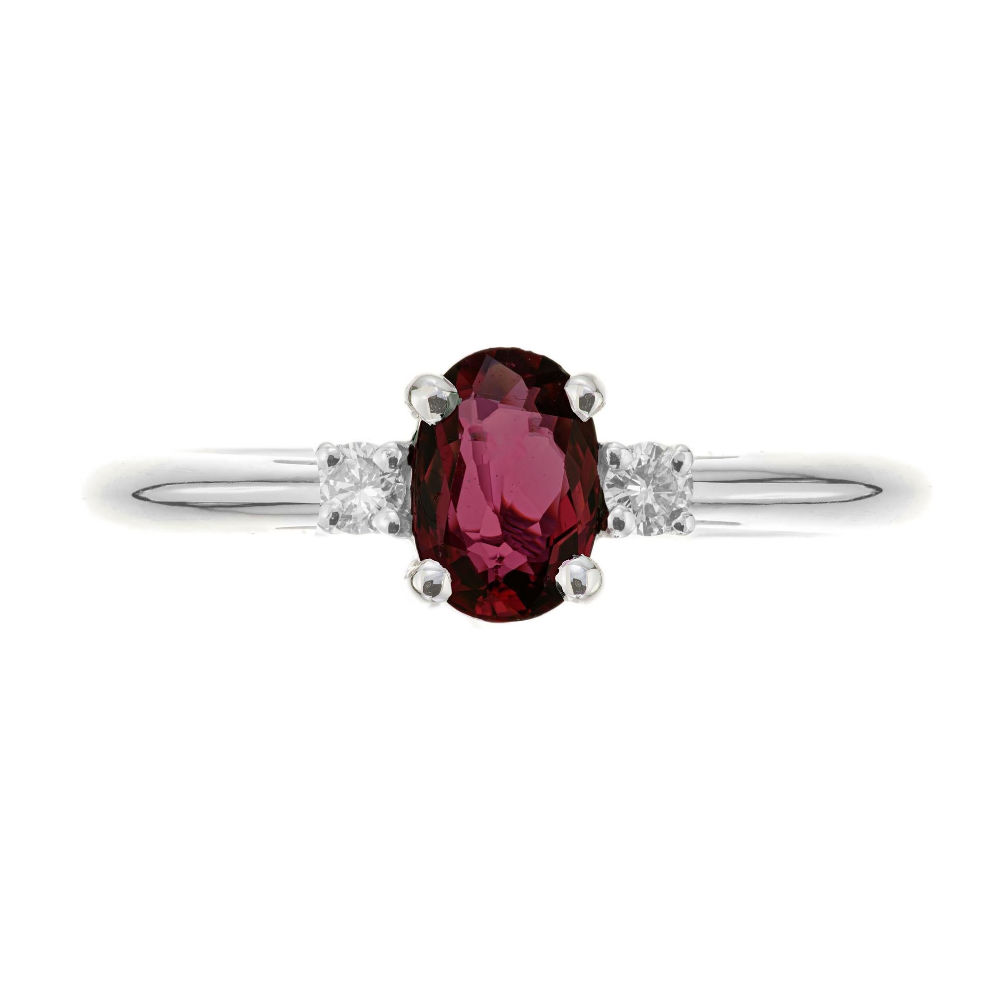 Bague de fiançailles en rubis et diamant. Pierre centrale ovale en rubis avec 2 diamants latéraux ronds de taille brillant dans une monture à trois pierres en or blanc 14k. Conçu et fabriqué dans l'atelier de Peter Suchy.

1 rubis rouge ovale, SI