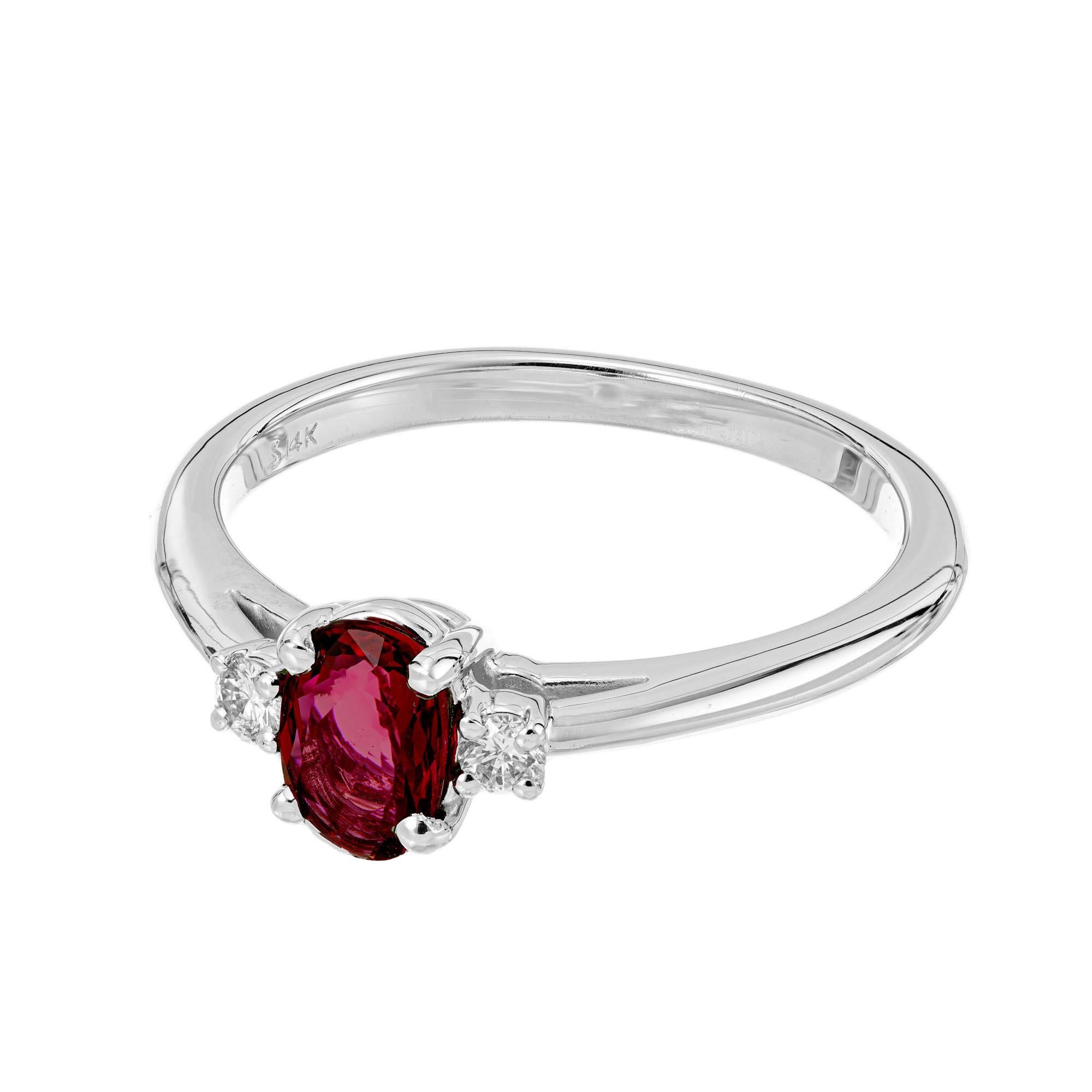 Taille ovale Peter Suchy Bague de fiançailles à trois pierres en or blanc avec diamants et rubis de 0,58 carat en vente