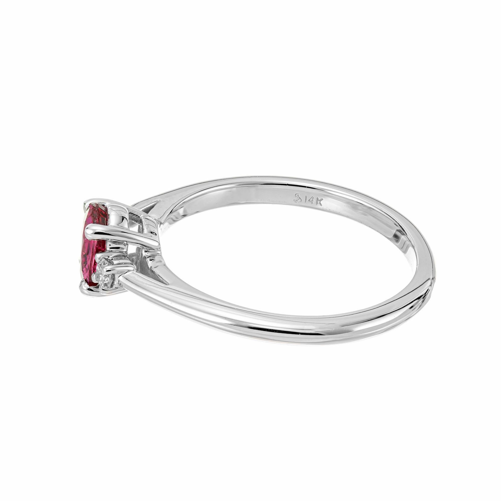 Peter Suchy Bague de fiançailles à trois pierres en or blanc avec diamants et rubis de 0,58 carat Excellent état - En vente à Stamford, CT