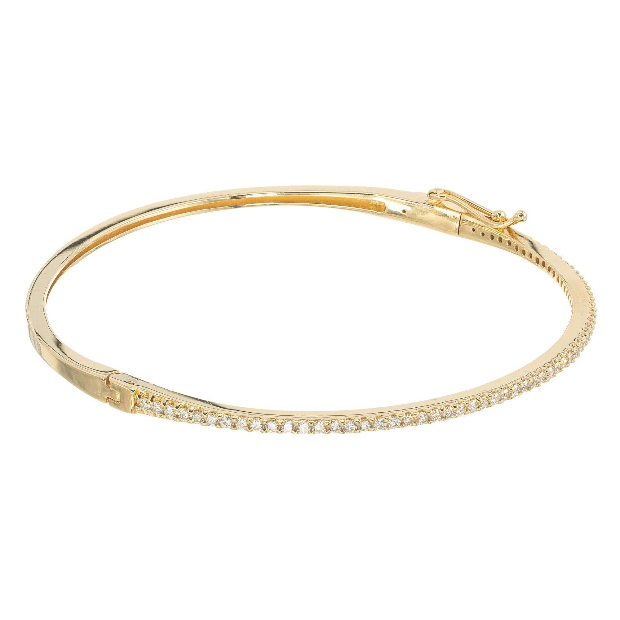Le bracelet en or jaune 14k est monté avec 62 diamants ronds de taille brillant d'un poids total en carats de 0,60cts. Il mesure 7,5 pouces de diamètre. Fermeture à bouton poussoir avec un fermoir sécurisé en forme de 8. Fabriqué dans l'atelier de
