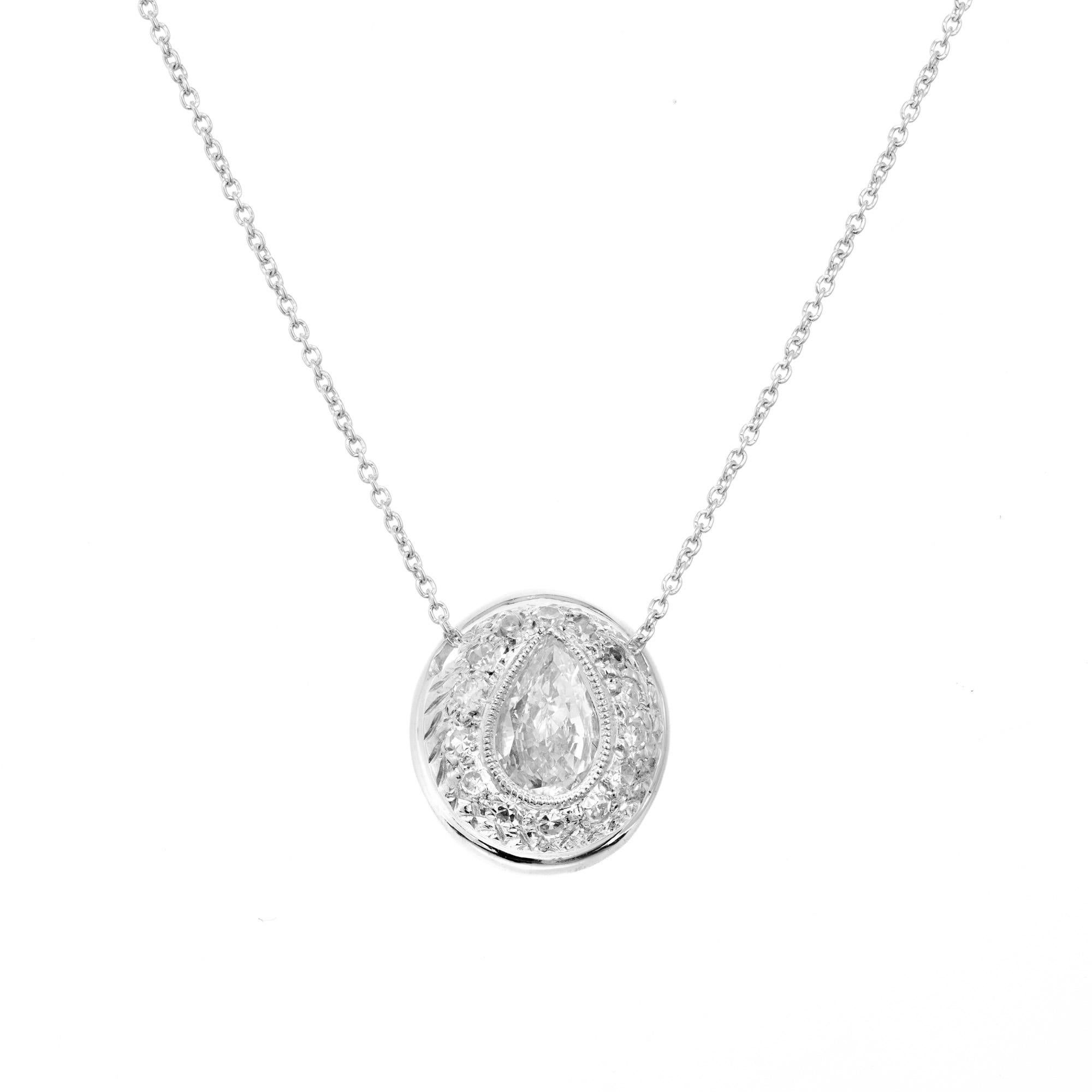 Pendentif en platine de style antique en forme de poire. Diamant en forme de poire de 0,50 carat, monté dans une monture bombée avec un halo de 14 diamants ronds. Chaîne de câble en platine de 16 pouces. Conçu et fabriqué dans l'atelier de Peter