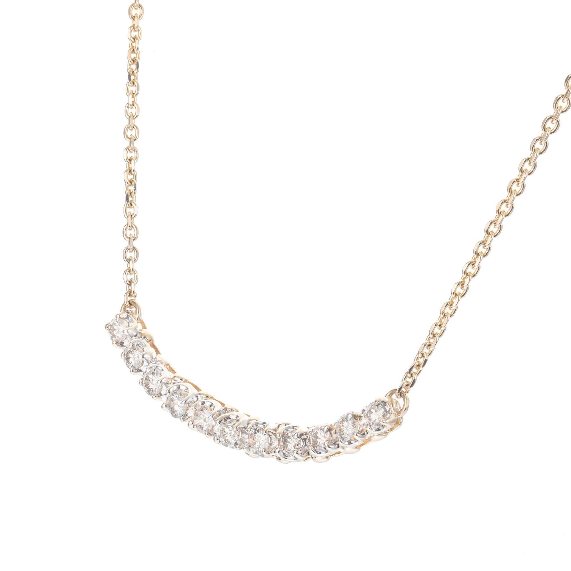 Collana con ciondolo di diamanti. 11 diamanti graduati in una barra curva in oro giallo e bianco 14k con una catena di 19-20 pollici. Disegnato e realizzato nel laboratorio di Peter Suchy

11 diamanti rotondi taglio brillante, H. H. J. SI2 circa