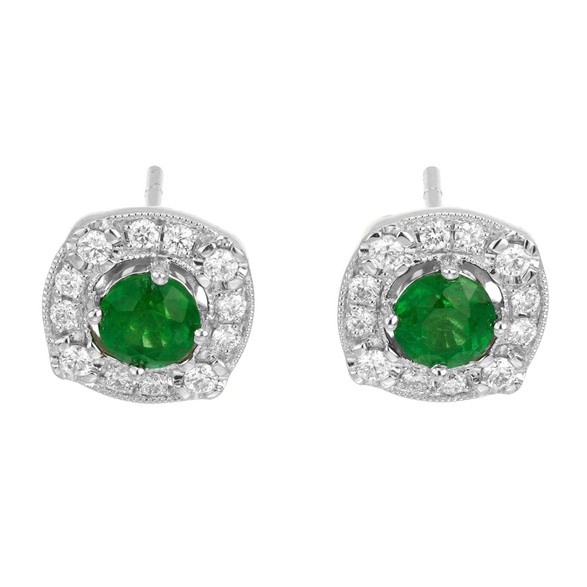 Taille ronde Peter Suchy Boucles d'oreilles Halo en or blanc avec émeraude ronde de 0,73 carat et diamant en vente