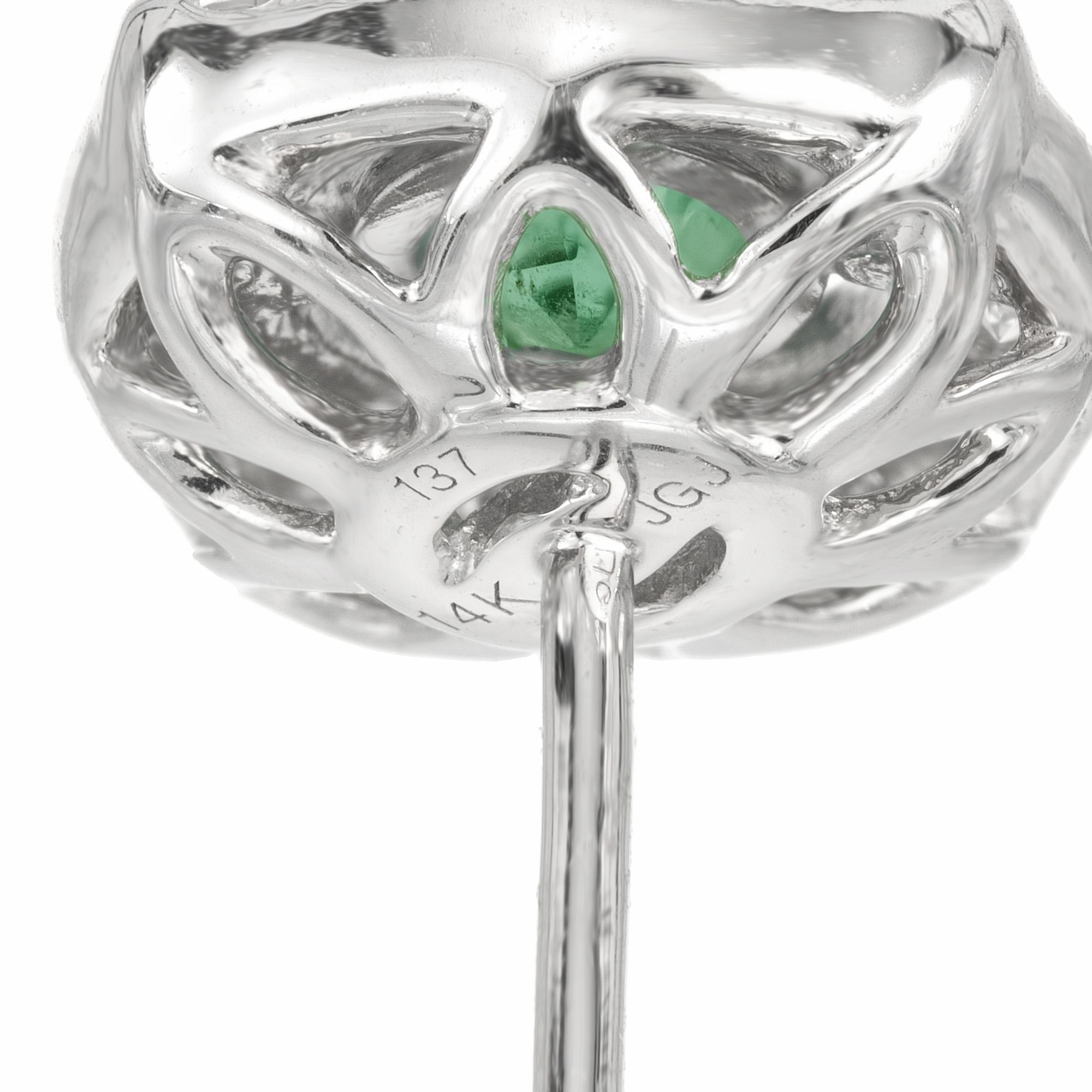 Peter Suchy Boucles d'oreilles Halo en or blanc avec émeraude ronde de 0,73 carat et diamant en vente 1