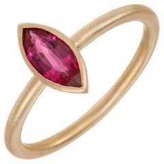 Peter Suchy: anello di fidanzamento in oro giallo con rubino marquise da .76 carati