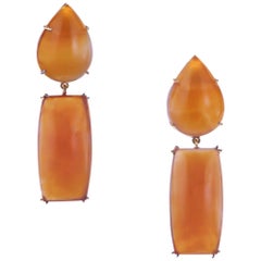 Pendants d'oreilles Peter Suchy en or jaune et calcédoine orange 77,57 carats