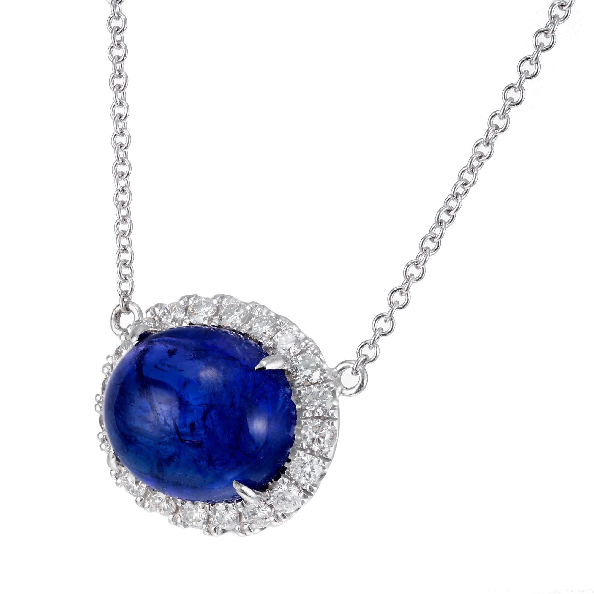 Collana con ciondolo di tanzanite e diamanti. Pietra centrale ovale cabochon da 8,00 carati con sfumature blu e viola, circondata da un'aureola di diamanti taglio brillante. Catena in oro bianco da 18 pollici. Creato nel laboratorio di Peter