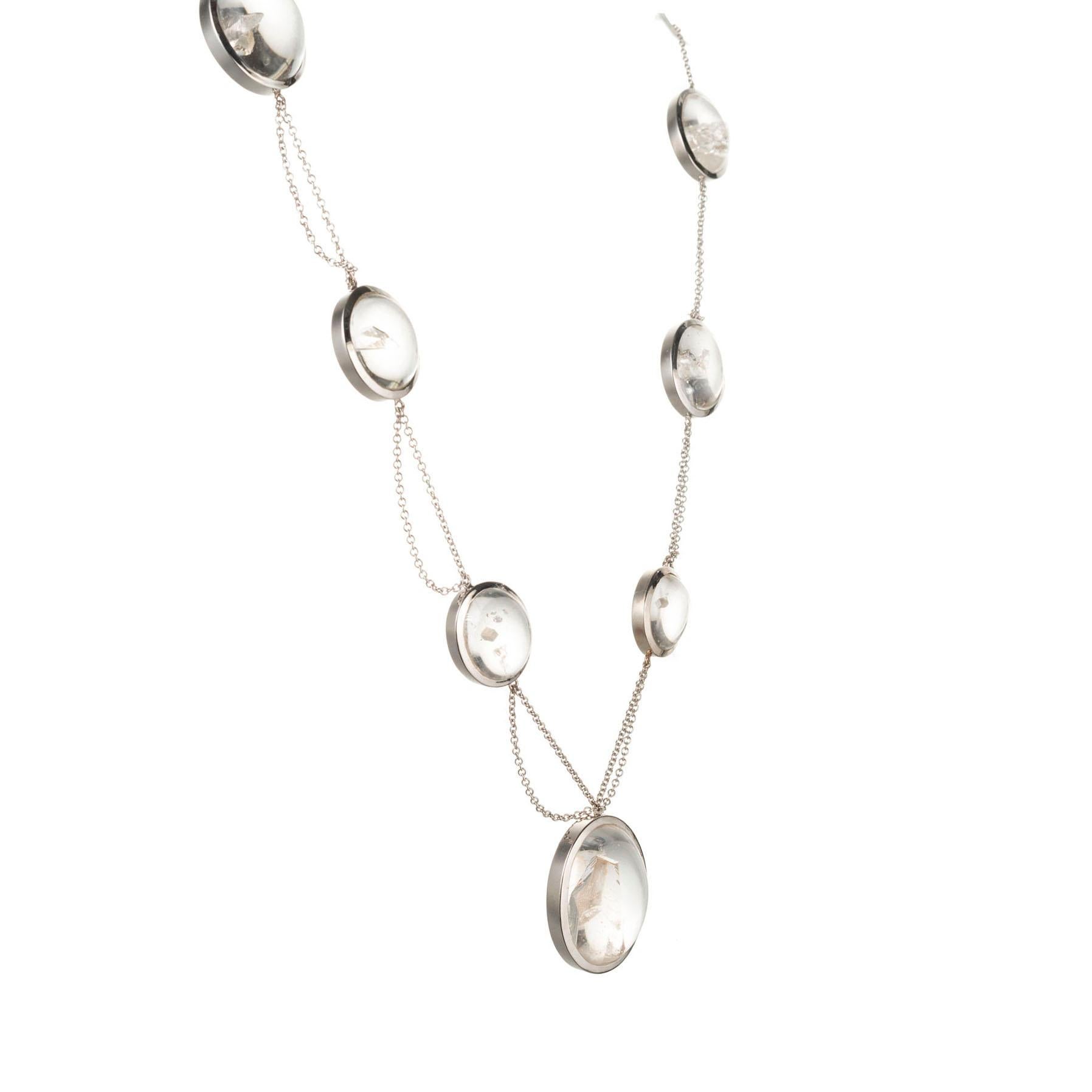 Collana con ciondolo in cristallo di quarzo. Cristallo di quarzo ovale con cristalli di manifestazione all'interno. Un cristallo di quarzo cresce fino a raggiungere una forma finita e viene poi incastonato nel cristallo di quarzo.  Realizzato nel
