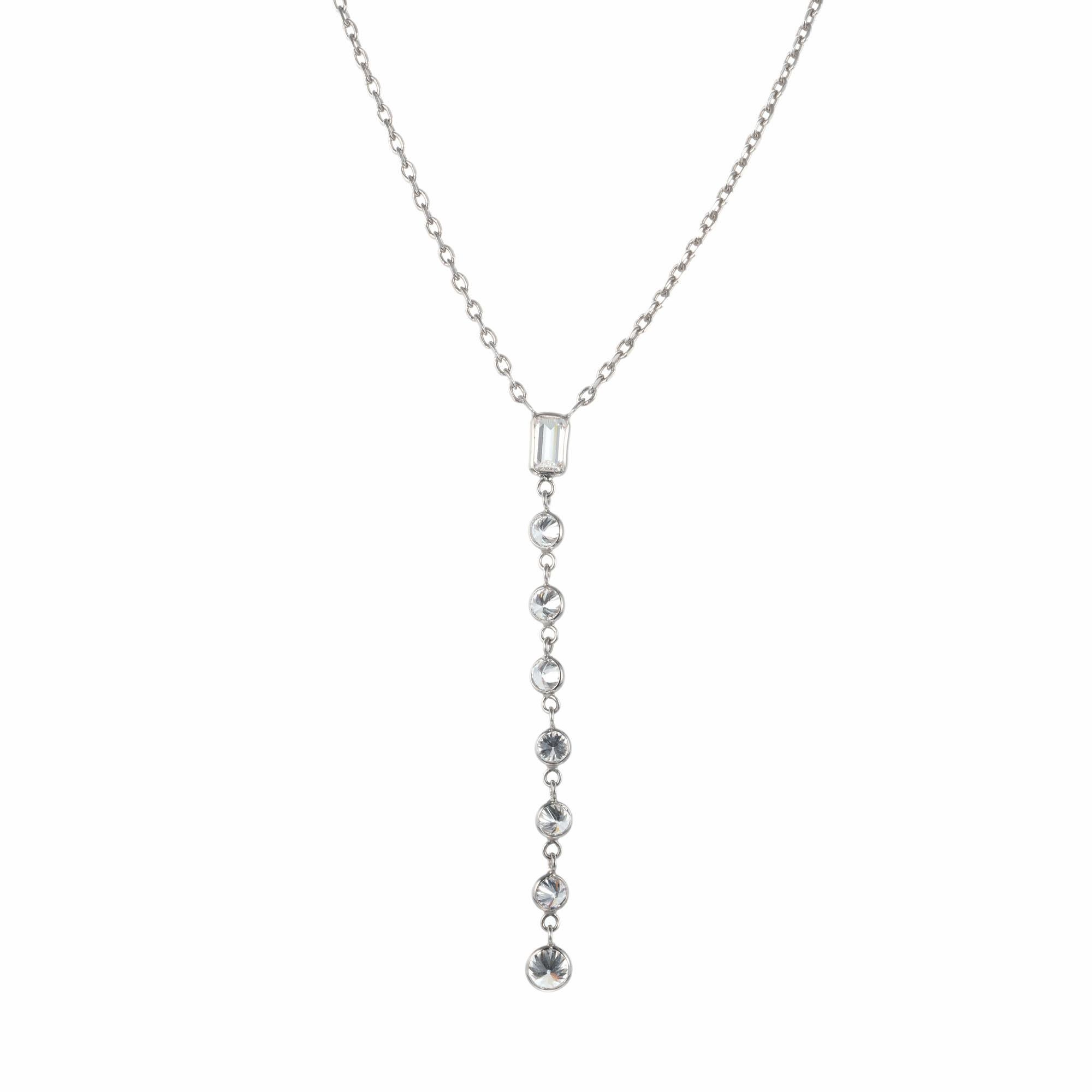 Taglio rotondo Peter Suchy, collana con ciondolo a goccia in oro con diamante rotondo e smeraldo da 0,93 carati in vendita