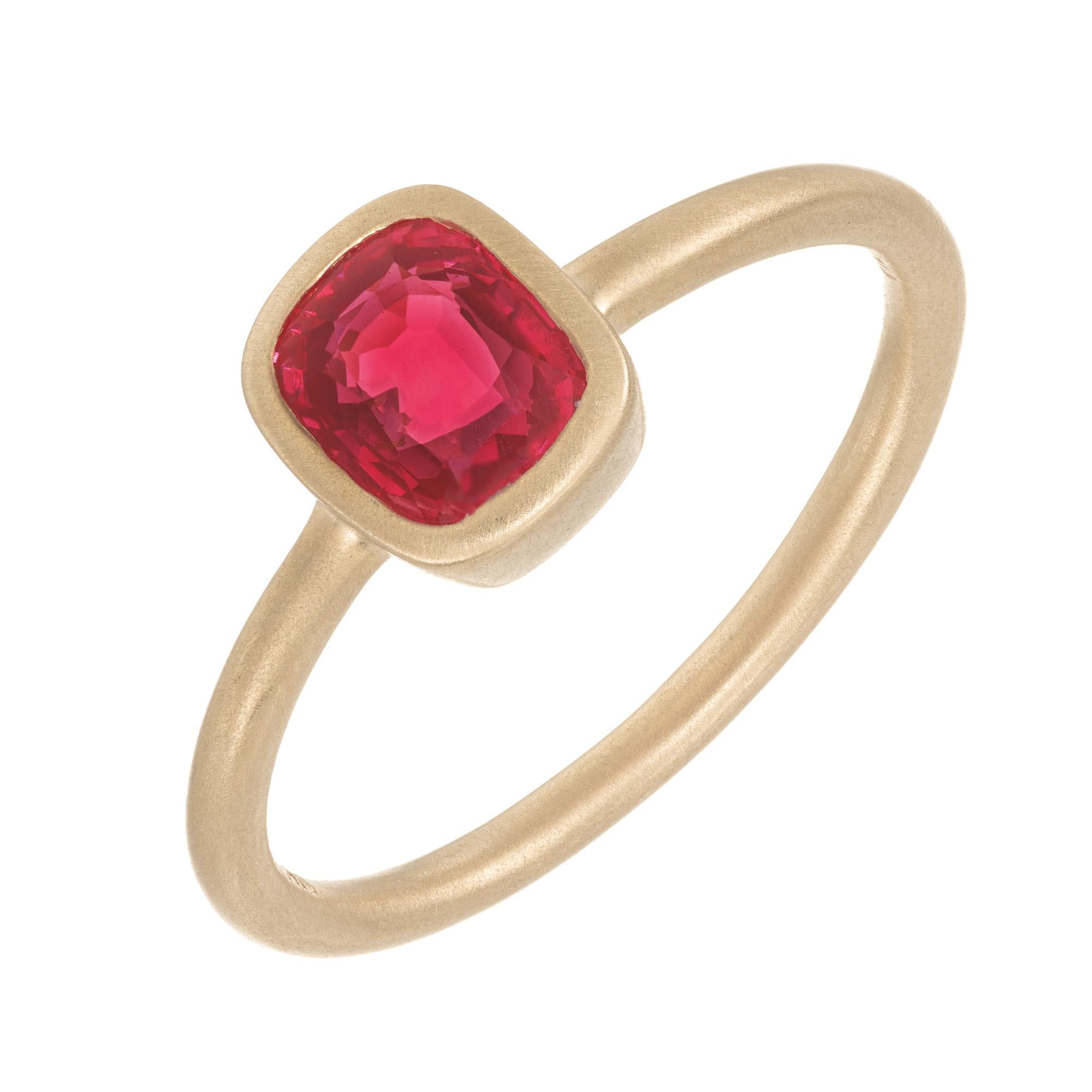 Anello di fidanzamento solitario in oro con spinello rosso da 0,94 carati. L'incastonatura è in oro giallo 14k e ha una morbida finitura a spazzola, mentre lo spinello è incastonato a castone. Questo pezzo è semplice, elegante e contemporaneo e