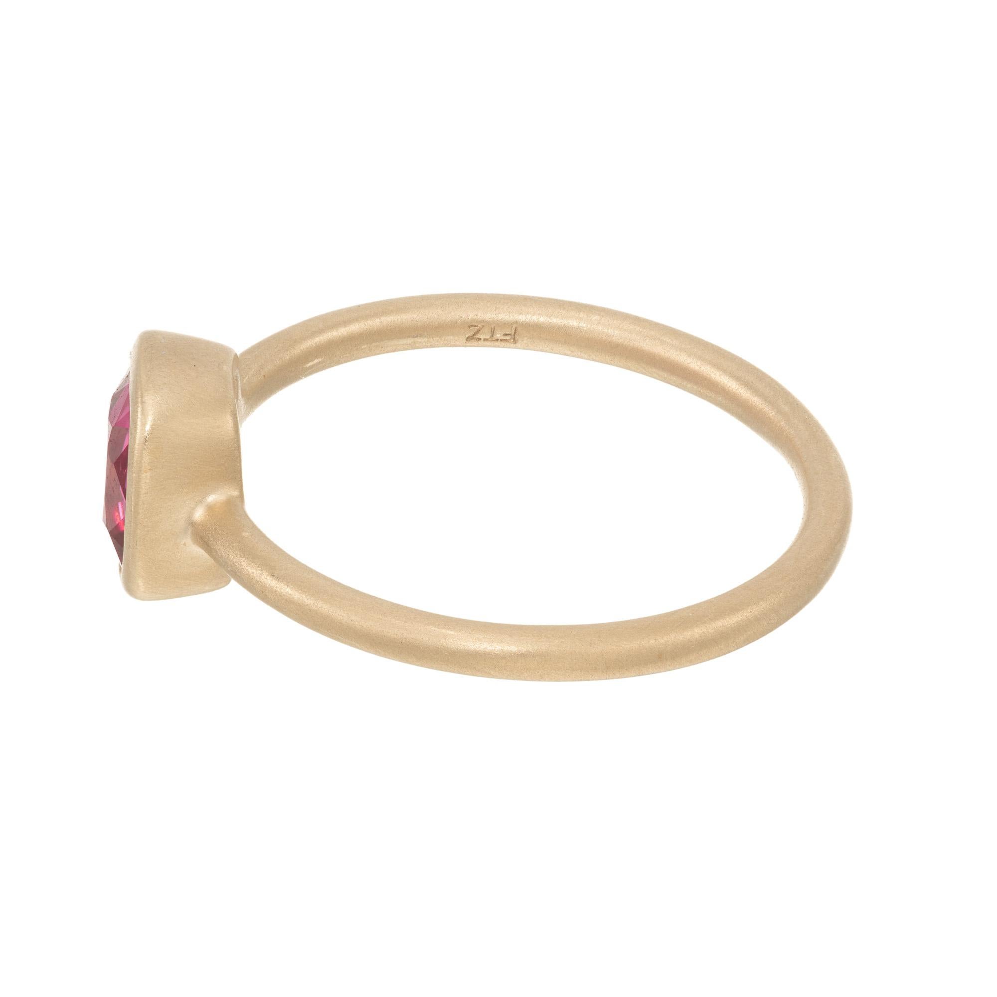 Peter Suchy, anello di fidanzamento con castone in oro giallo da 0,94 carati con spinello a cuscino In condizioni Nuovo in vendita a Stamford, CT