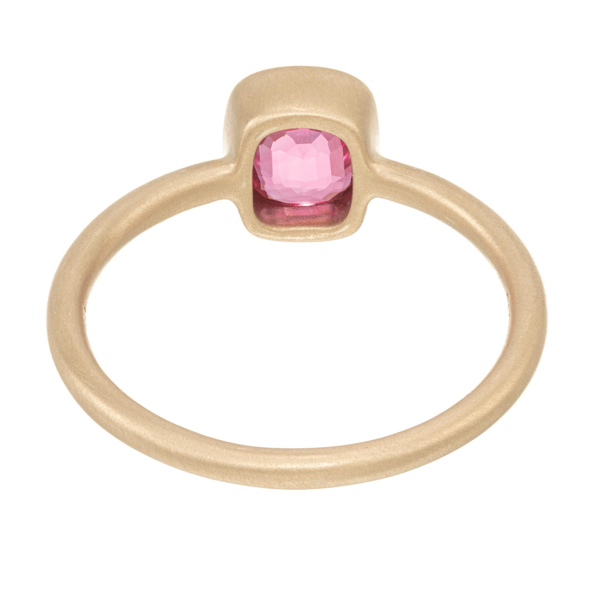 Donna Peter Suchy, anello di fidanzamento con castone in oro giallo da 0,94 carati con spinello a cuscino in vendita