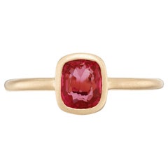 Peter Suchy, anello di fidanzamento con castone in oro giallo da 0,94 carati con spinello a cuscino