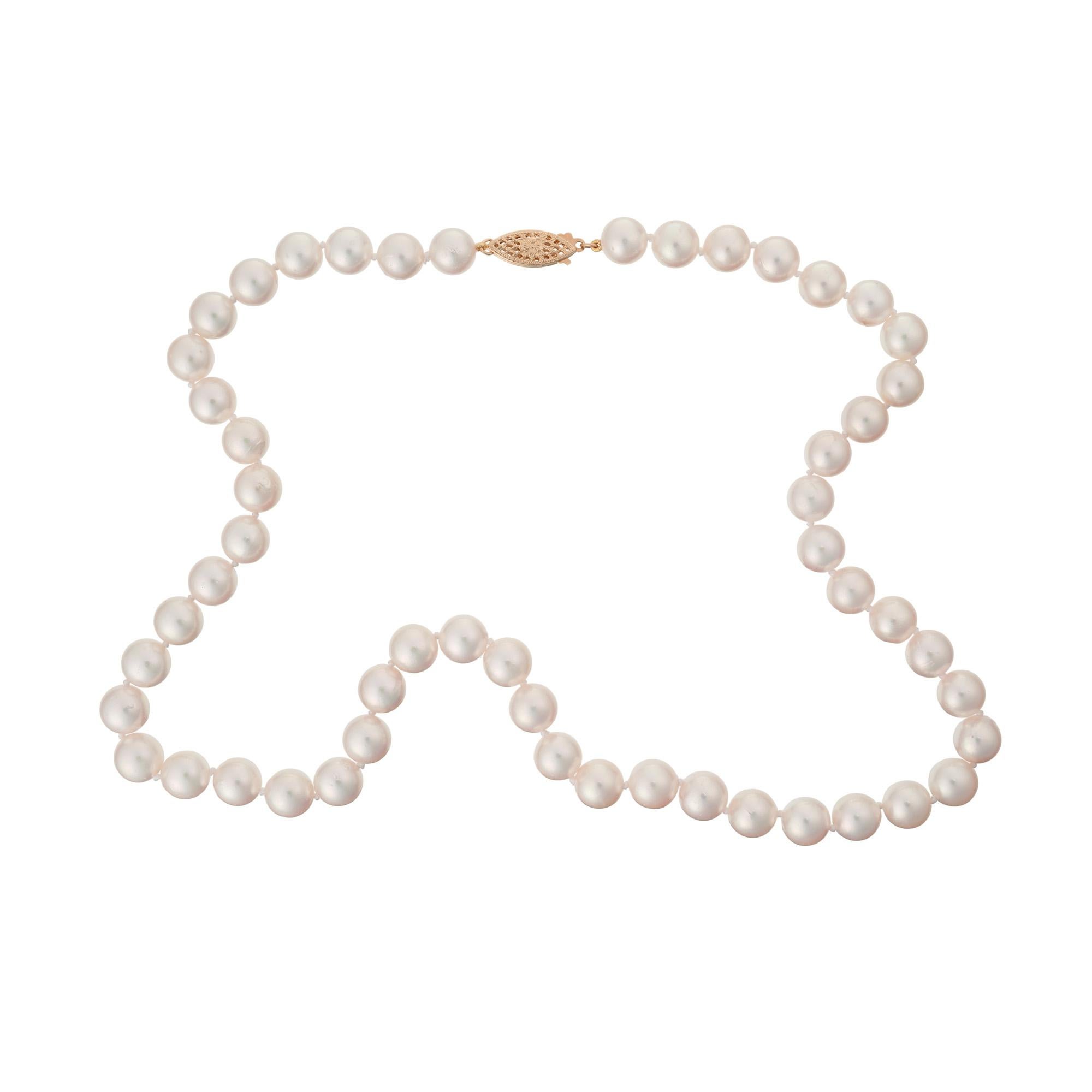 Collana di perle coltivate Akoya giapponesi da 7,5 a 8 mm. Infilato con 52 perle rotonde rosa overtone. Questa collana misura 18 pollici con una chiusura in oro giallo 14k. Ogni perla Akoya è sapientemente coltivata e perfettamente abbinata, per