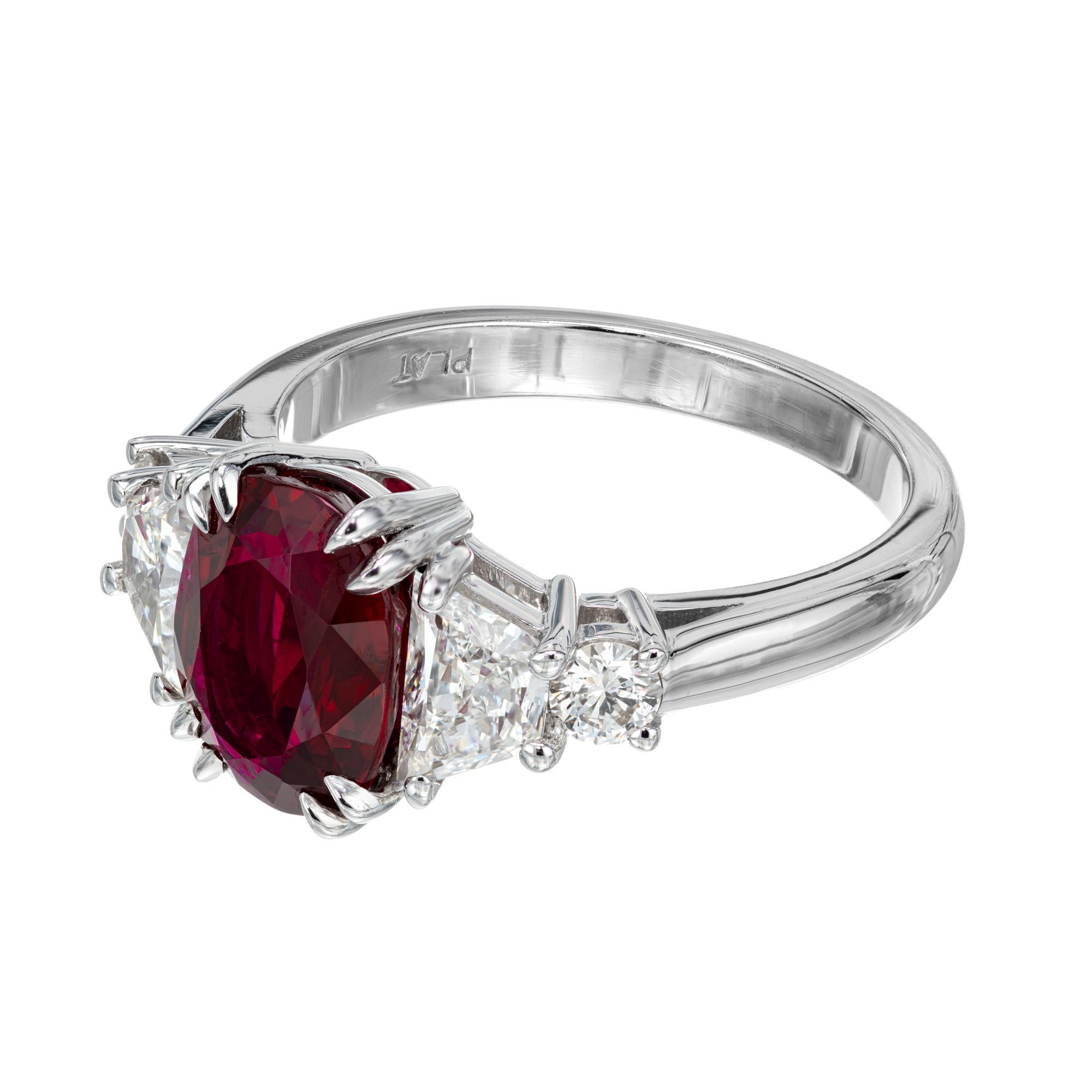 Taille ovale Bague de fiançailles Peter Suchy en platine avec rubis rouge ovale de 2,96 carats et diamants en vente