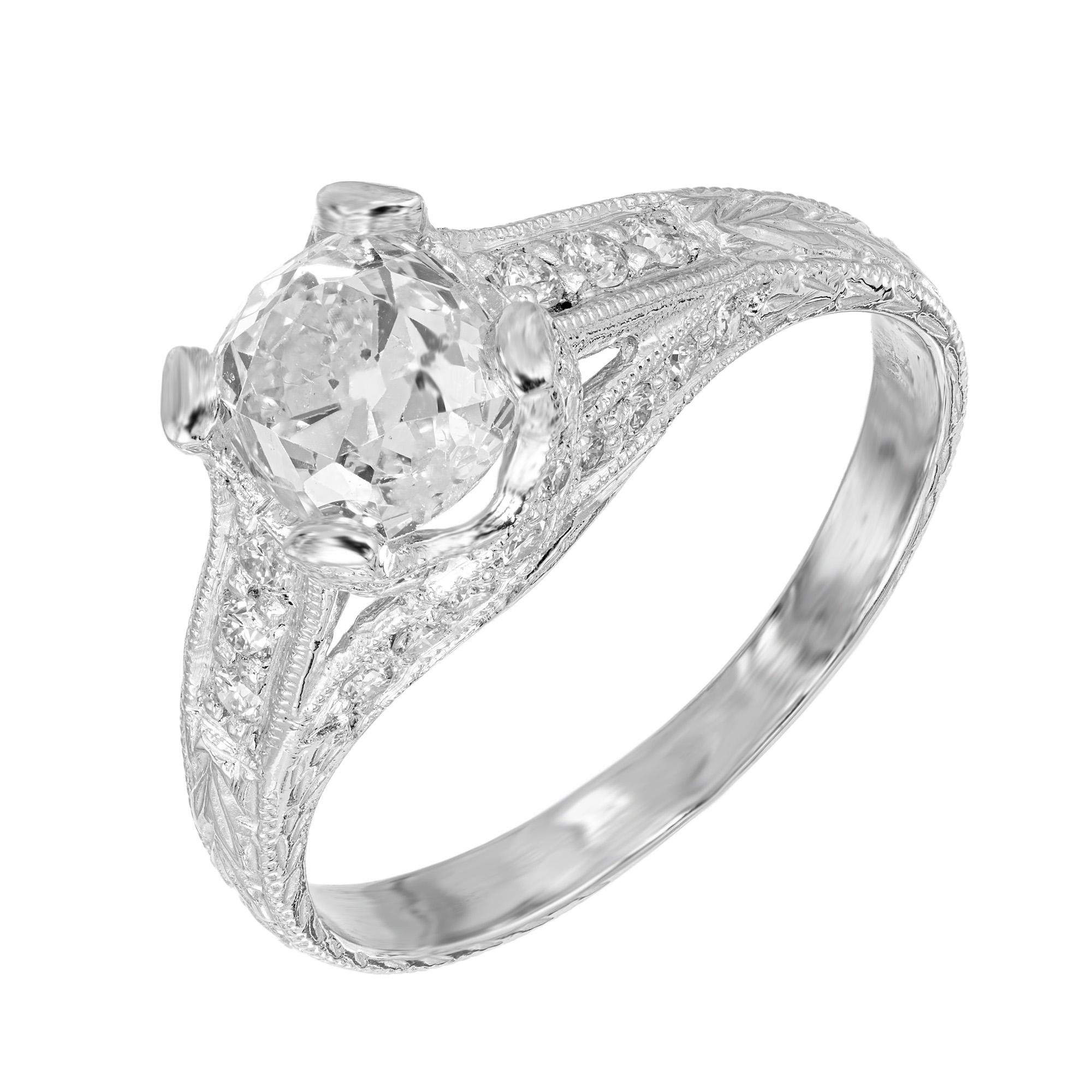 Verlobungsring mit 1,34 Karat Diamant im Kissenschliff in einer durchbrochenen und gravierten Fassung mit gekreuzten Zacken und 22 runden Diamanten aus der Werkstatt von Peter Suchy. 

1 antikes Kissen 1,34ct H-I, SI2
22 runde Diamanten,