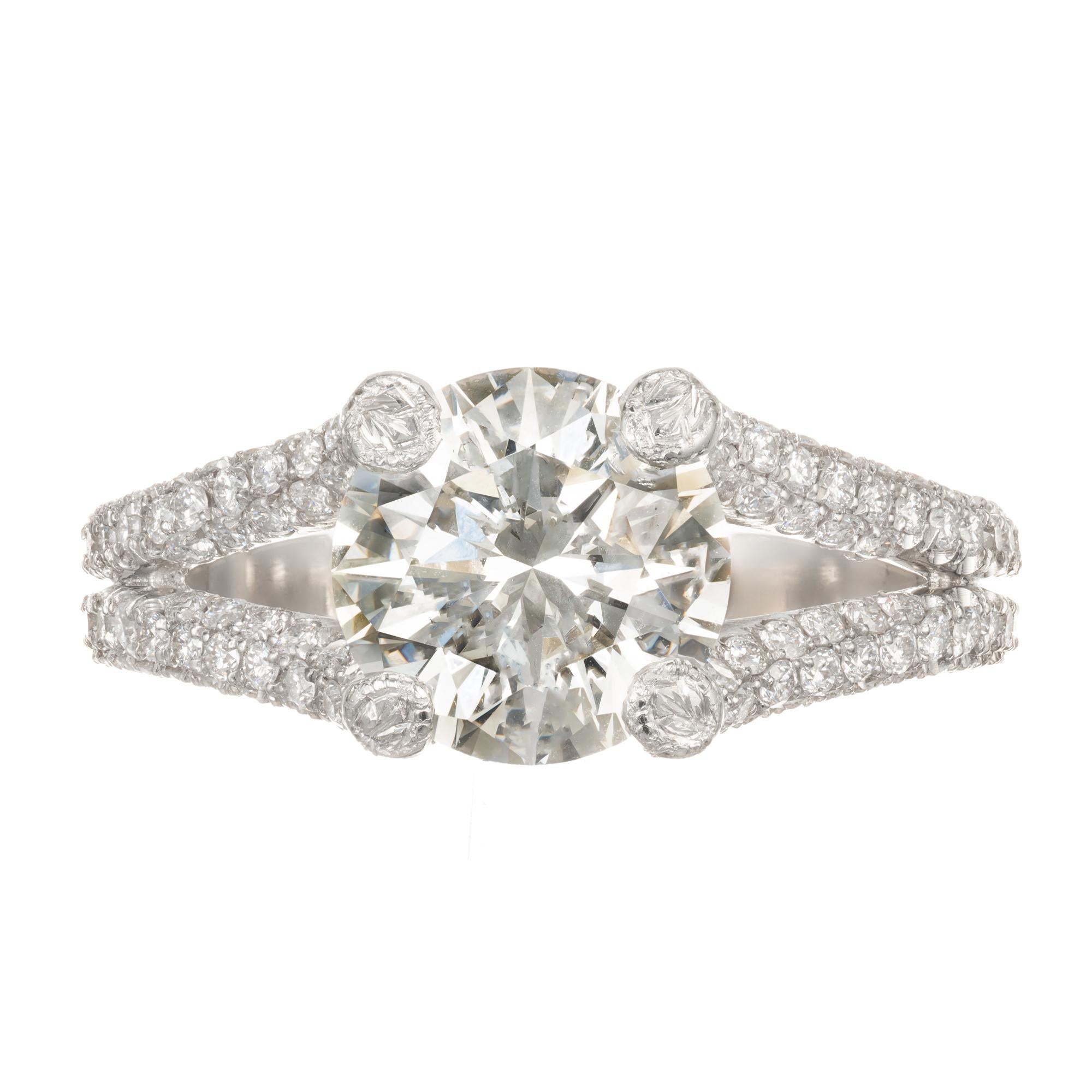 Anillo de compromiso de diamantes talla brillante. Piedra central con certificado EGL engastada en un engaste de platino con microdiamantes en pavé a lo largo de la caña. Las puntas están grabadas a mano para que combinen con el microglaceado. El