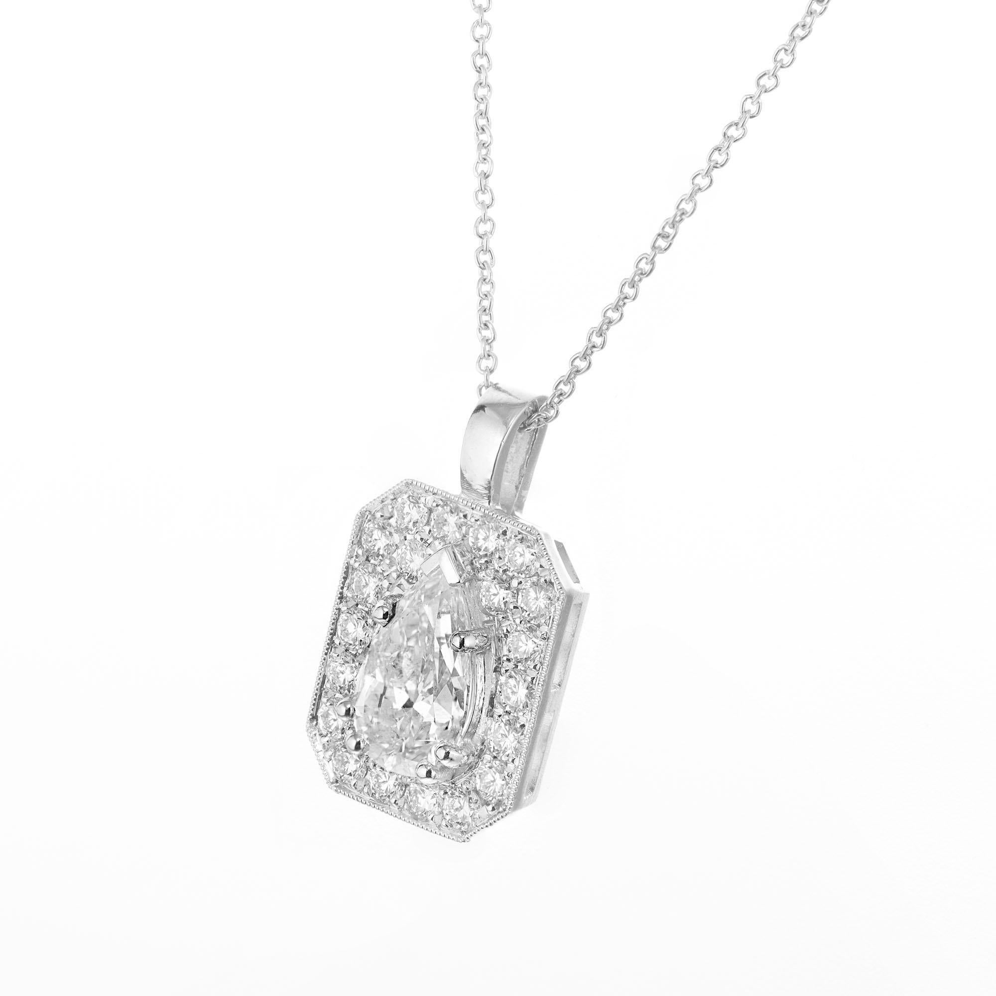Diamant en forme de poire dans un halo octogonal de diamants pavés. Serti en platine avec une chaîne de 16 pouces. Conçu et fabriqué dans l'atelier de Peter Suchy. 

1 diamant poire bien taillé, poids total approx. 1.01cts, G, I1, 8.63 x 5.50 x