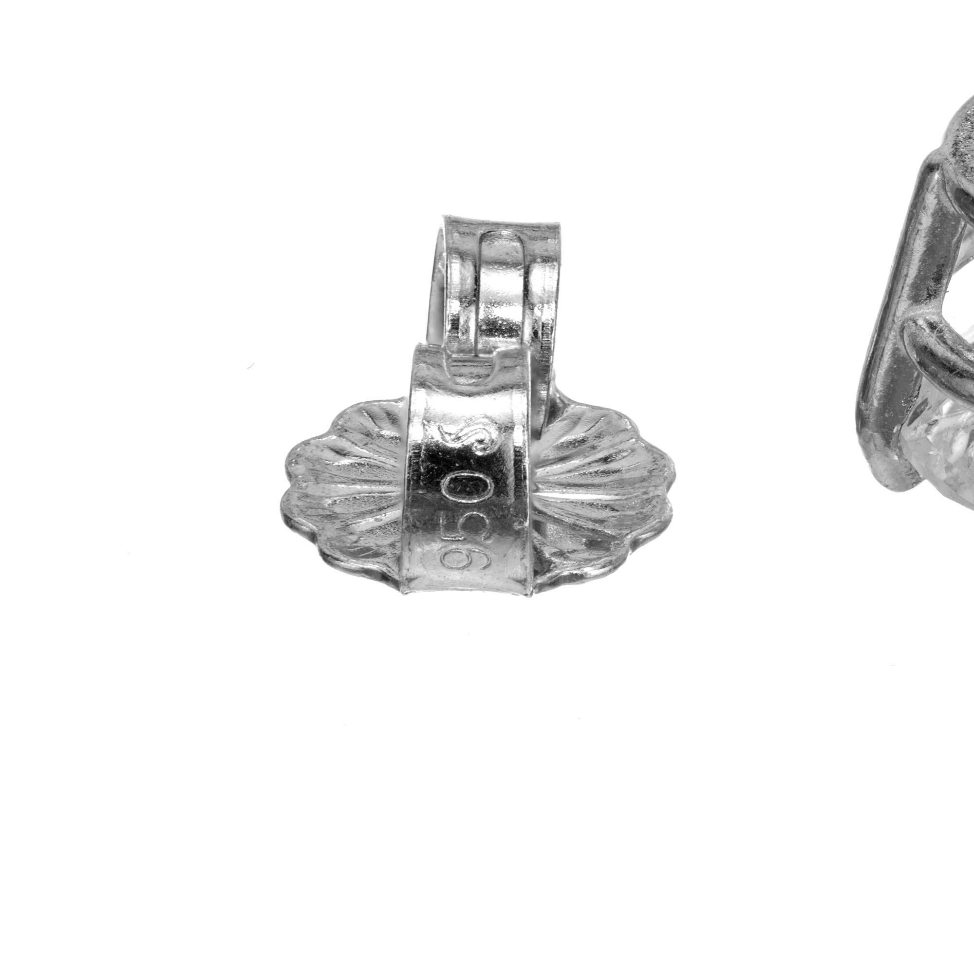 Klassische 4-Zacken-Diamant-Ohrstecker. Perfekt aufeinander abgestimmte 2 EGL-zertifizierte F-G SI3 1,14cts & 1,15cts runde Diamanten im Brillantschliff in Platin-Korbfassung. Entworfen und hergestellt in der Werkstatt von Peter Suchy.

Das