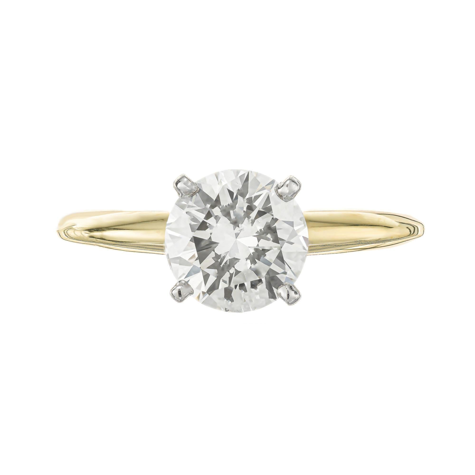 Bague de fiançailles à solitaire en diamant. Diamant central de 1,51 carat, de taille ronde et brillante, certifié par le GIA, serti dans un solitaire en or jaune à quatre griffes. Conçu et fabriqué dans l'atelier de Peter Suchy.

1 diamant rond