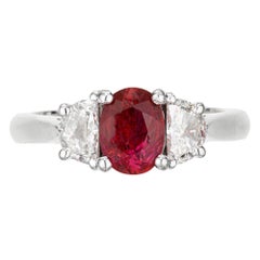 Verlobungsring aus Platin mit ovalem natürlichen Rubin und Halbmonddiamant von Peter Suchy