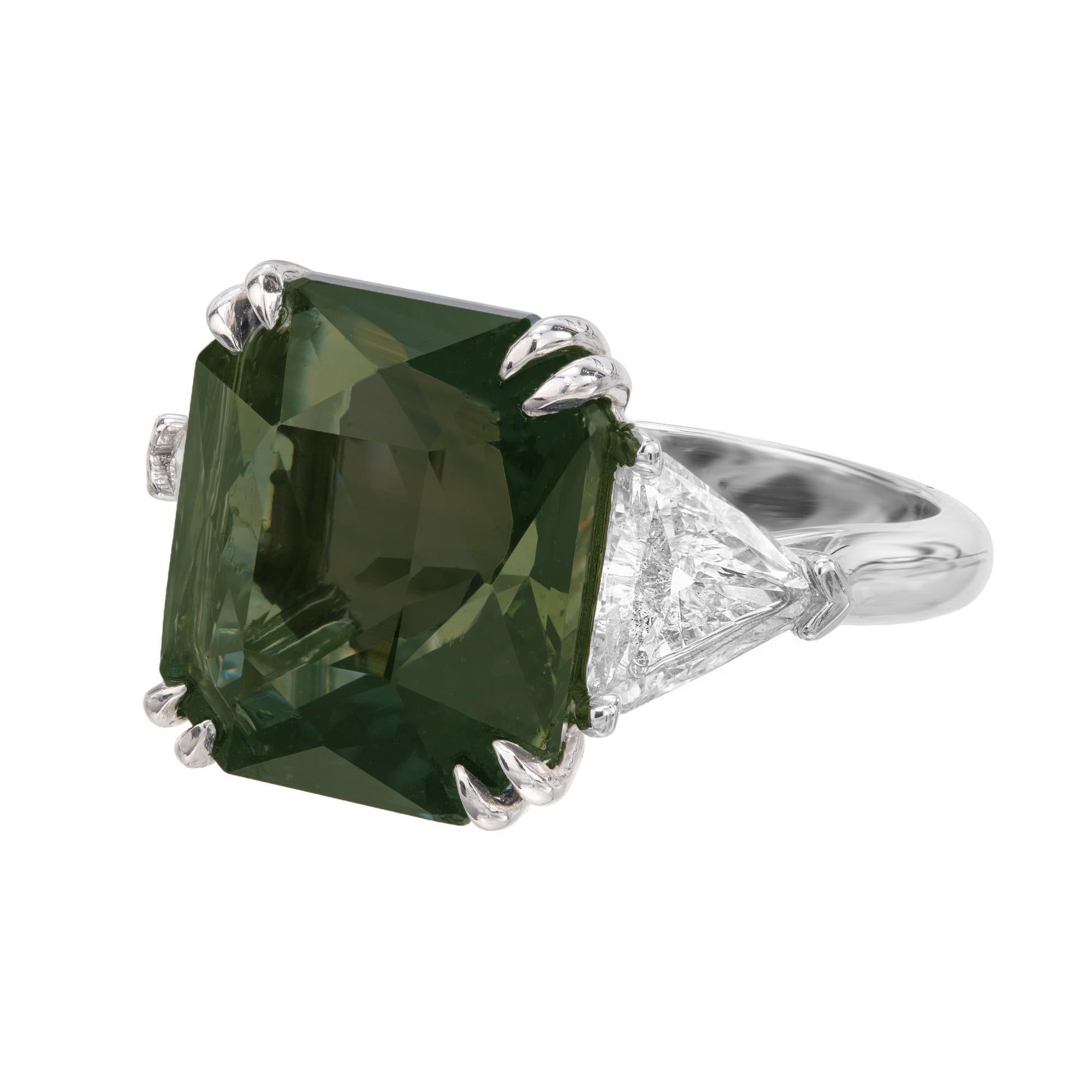 Peter Suchy GIA 15.30 quilates Zafiro verde Diamante Anillo de compromiso en platino Corte octogonal en venta