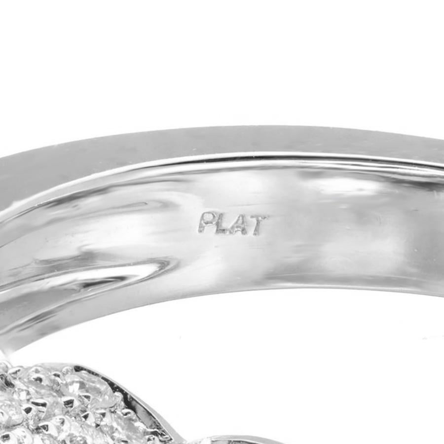 Peter Suchy Bague de fiançailles à trois pierres en platine avec halo de diamants de 1,96 carat Pour femmes en vente