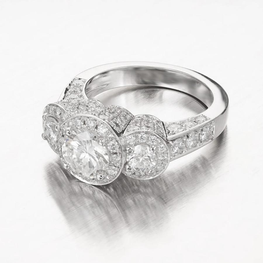 Peter Suchy Bague de fiançailles à trois pierres en platine avec halo de diamants de 1,96 carat en vente 1