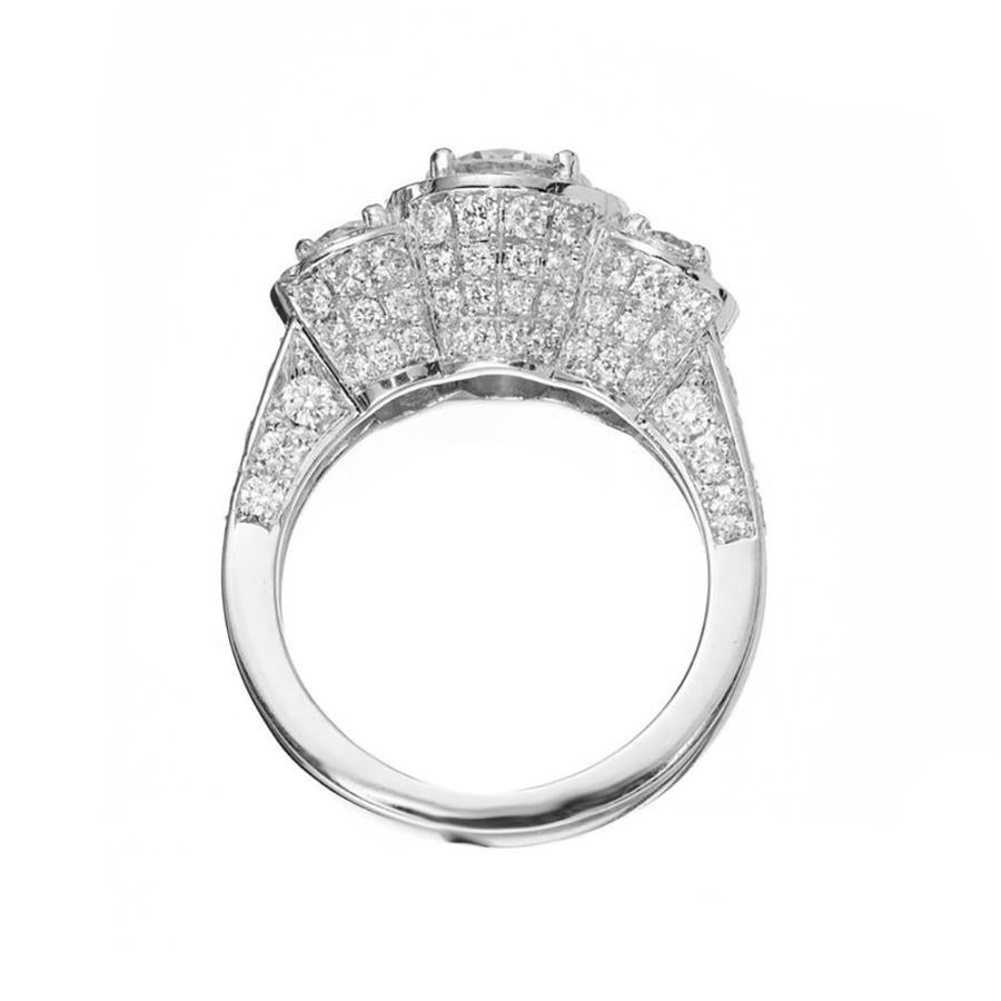 Peter Suchy Bague de fiançailles à trois pierres en platine avec halo de diamants de 1,96 carat en vente 2