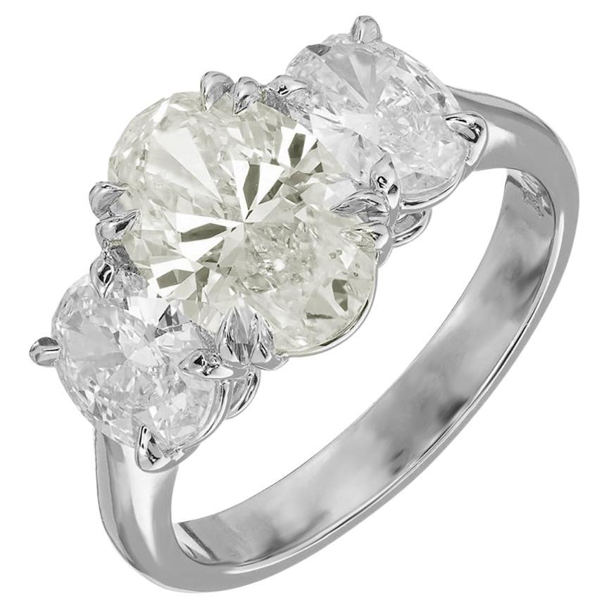 Peter Suchy Bague de fiançailles à trois pierres en platine avec diamant ovale de 2,01 carats en vente