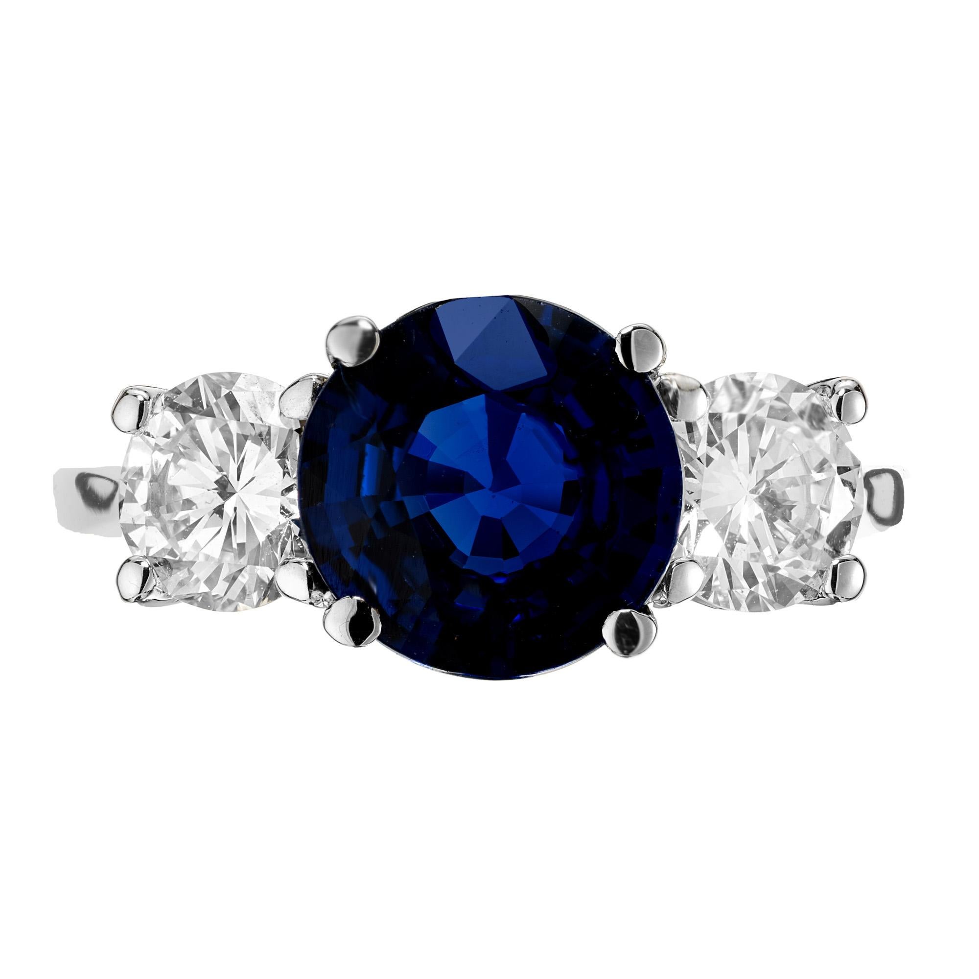 Scopri l'epitome dell'eleganza con l'anello di fidanzamento con tre pietre in oro bicolore Peter Suchy GIA 2,02ct Sapphire and Diamond. Questo squisito pezzo è più di un semplice accessorio, è una dichiarazione di raffinatezza senza tempo. La pietra
