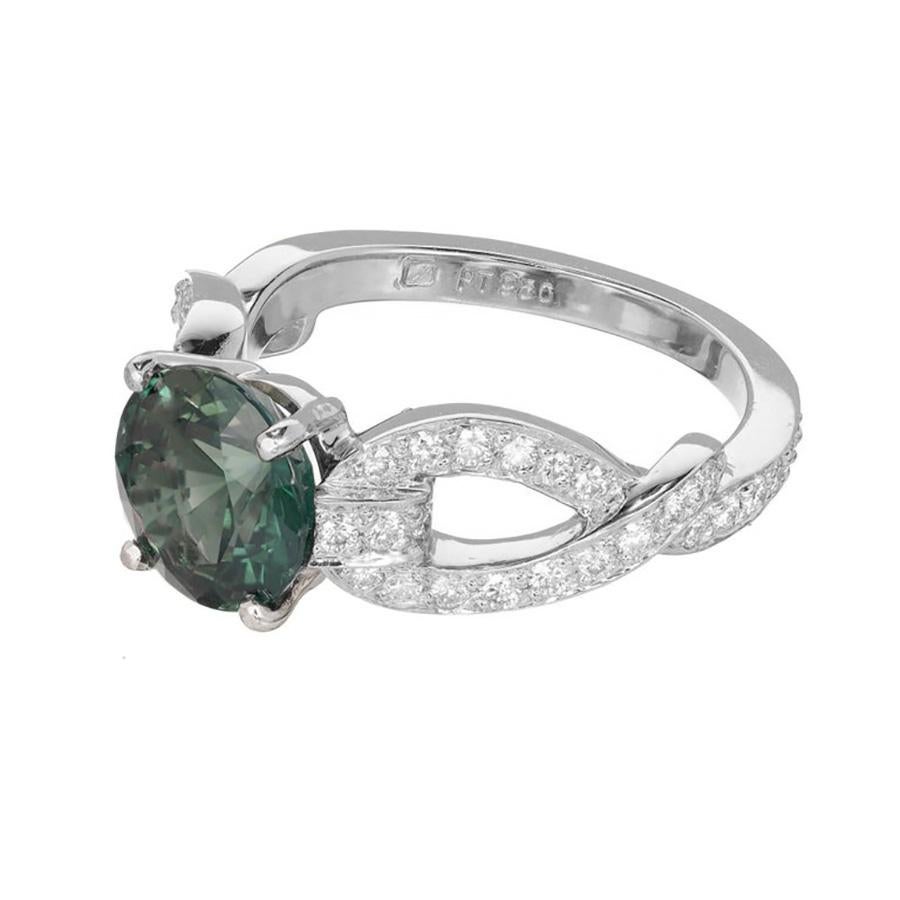 Anello di fidanzamento in platino con micro pave di diamanti di Peter Suchy con pietra centrale di zaffiro rotondo da 2,70 carati certificato GIA e 50 diamanti rotondi. 

1 zaffiro blu rotondo di circa 2,70 carati.  Certificato GIA #5182686589
50