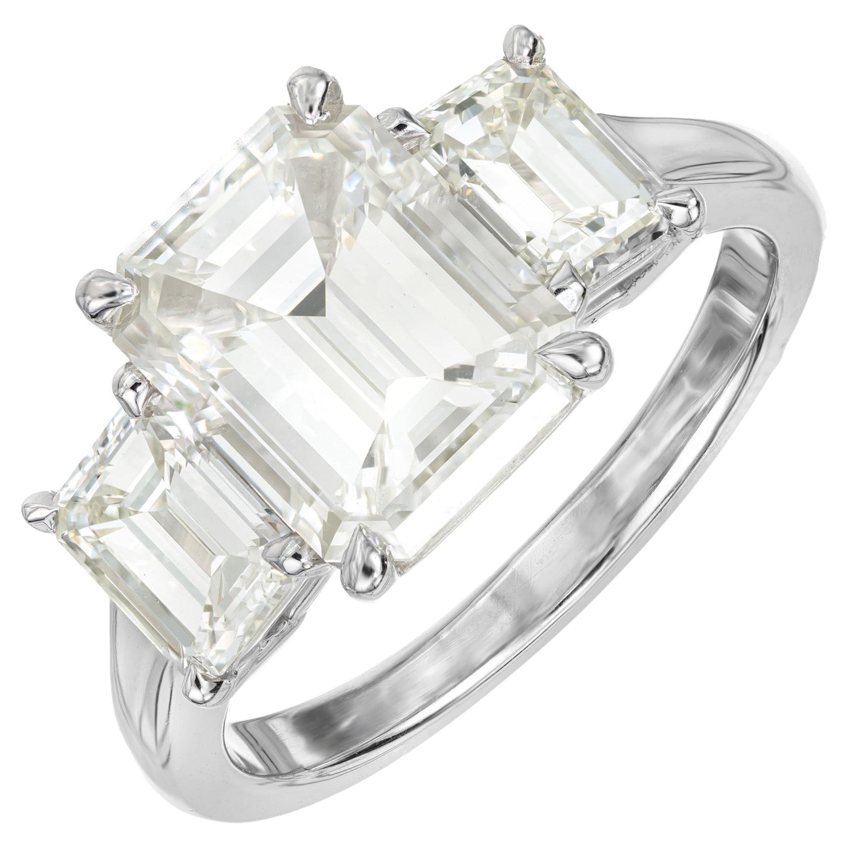 Verlobungsring aus Platin mit drei Steinen von 3,00 Karat Smaragd und Diamant von Peter Suchy Gia  im Angebot