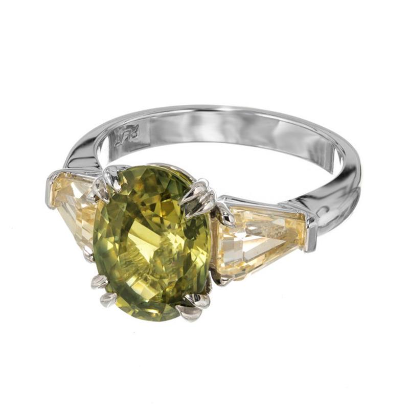 Taille ovale Bague de fiançailles à trois pierres en platine avec saphir jaune vert et jaune de 6,46 carats certifié GIA en vente