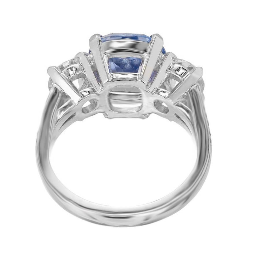 Peter Suchy GIA Zafiro en cojín de 4,34 quilates Anillo de compromiso de tres piedras en platino en venta 1