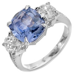 Verlobungsring aus Platin mit drei Steinen, GIA 4,34 Karat Saphir im Kissenschliff von Peter Suchy