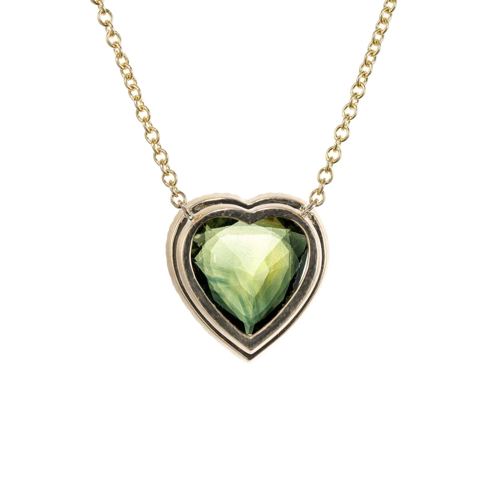 Taille cœur Peter Suchy Collier pendentif en or avec halo de diamants et saphirs en forme de cœur de 4,98 carats certifiés GIA en vente