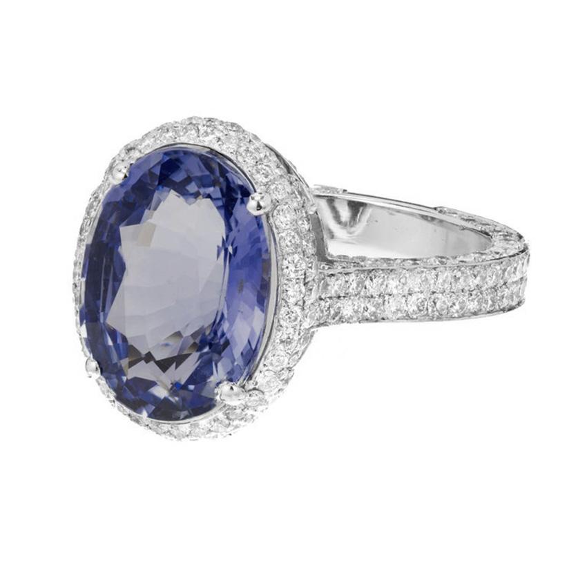 Taille ovale Peter Suchy Bague de fiançailles en or avec saphir bleu de 6,46 carats et halo de diamants en vente