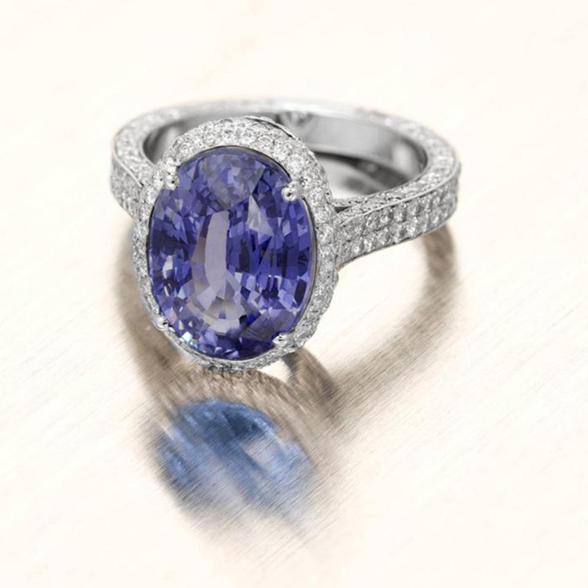 Peter Suchy Bague de fiançailles en or avec saphir bleu de 6,46 carats et halo de diamants en vente 1