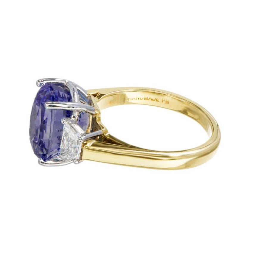 Taille ovale  Bague de fiançailles à trois pierres en or avec saphir bleu de 7,75 carats et diamants en vente