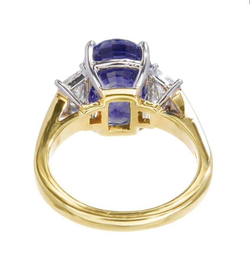 Bague de fiançailles à trois pierres en or avec saphir bleu de 7,75 carats et diamants Pour femmes en vente