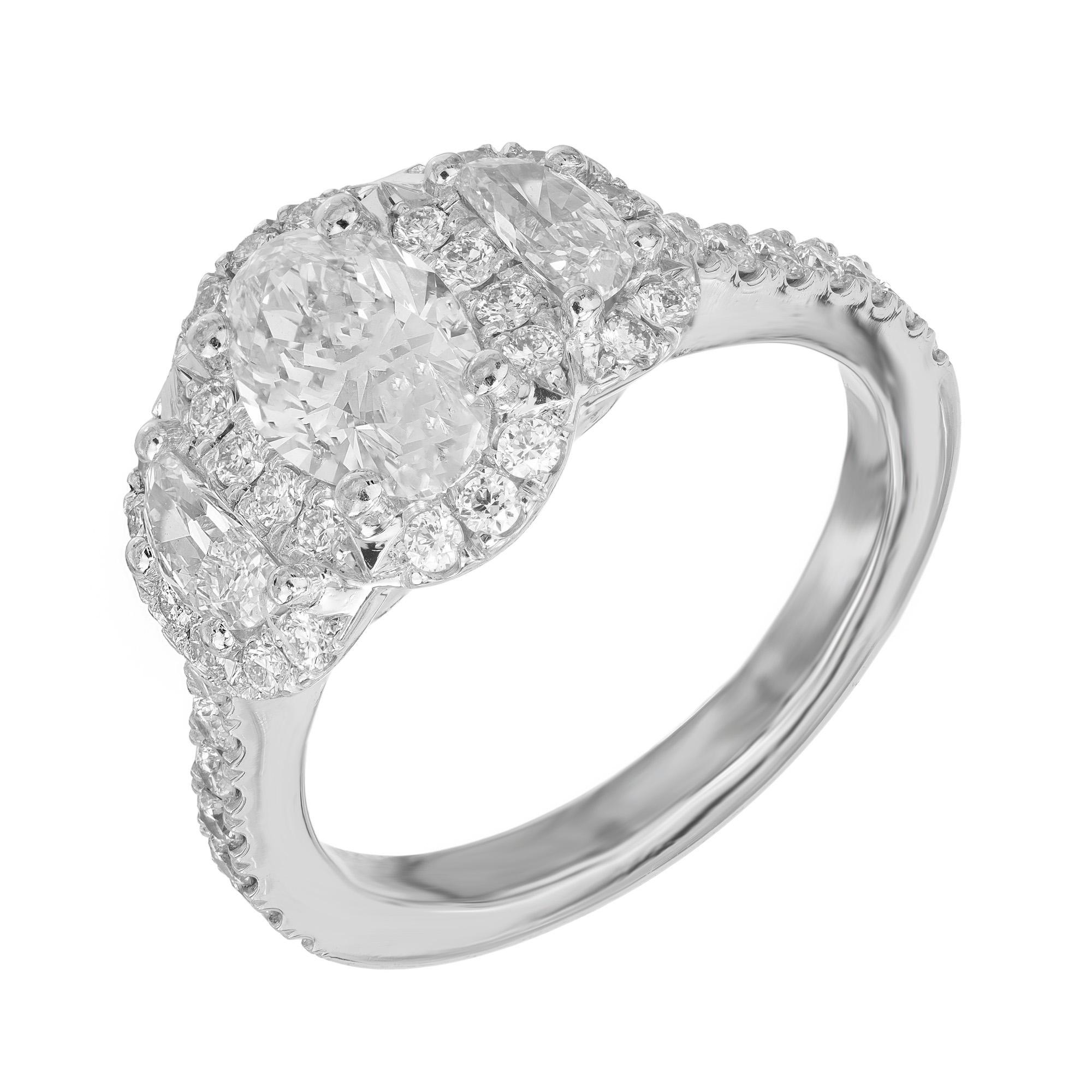Stupendo anello di fidanzamento a tre pietre con diamante ovale e mezzaluna. Diamante centrale ideale ovale taglio brillante certificato GIA, quasi incolore, con diamanti laterali a mezzaluna. Tutte e tre le pietre hanno una tripla aureola. La